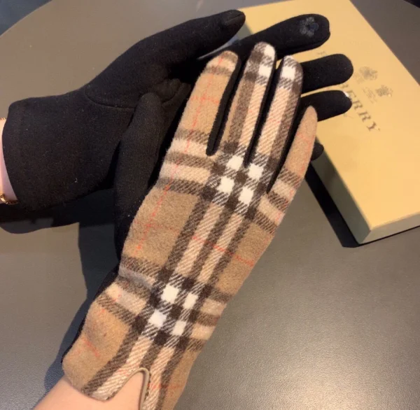 Burberry Gloves - Image 3
