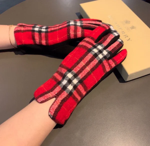 Burberry Gloves - Image 18