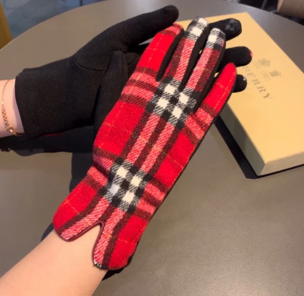 Burberry Gloves - Image 17