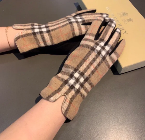 Burberry Gloves - Image 13